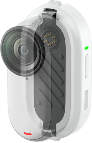 800q-01_133890 Lähikuvassa Insta360 GO 3/GO 3S Battery Pack -akkupaketista -akkupaketti näyttää sen kompaktin, valkoisen muotoilun, jossa on sivupainikkeet, merkkivalot ja suuri linssi, jossa on puoliksi läpinäkyvä päällyste, joka paljastaa sisäiset elektroniset komponentit.