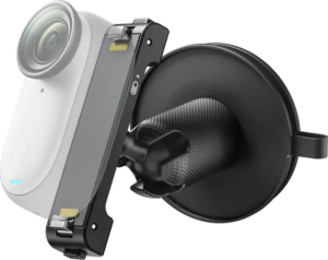 Insta360 GO 3/GO 3S Pivot Clip on kompakti valkoinen toimintakameran lisävaruste, joka kiinnittyy mustalla imukuppipidikkeellään turvallisesti tasaisille pinnoille, kuten auton tuulilasiin tai kojelautaan.