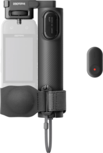 800q-01_133893 Insta360 Foldable 2-in-1 Selfie Stick Remote Kit (1/4" Mount) -selfietikku, sisältää mustan kahvan, jossa on sisäänrakennettu kaukosäädin, käsihihna ja läpinäkyvä hahmoteltu kamera, joka näkyy pienen mustan langattoman kaukosäätimen vieressä, jossa on punainen painike.