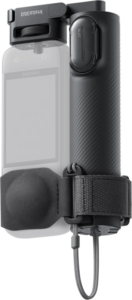 800q-01_133894 Insta360 Foldable 2-in-1 Selfie Stick (1/4" Mount) on musta käsikahva, jossa on hihna ja kiinnityslenkki ja jossa on osittain näkyvä älypuhelin, joka on suunniteltu tarjoamaan vakautta valokuvausta tai videokuvausta varten.