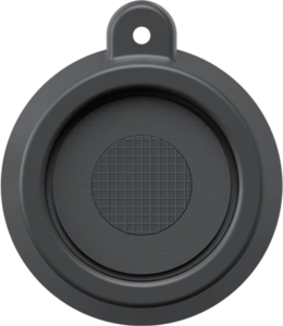 800q-01_133895 Insta360 Hard Hat Camera Mount Base -kypäräkiinnike on pyöreä, musta silikonipidike, jossa on pieni yläsilmukka ja joka on suunniteltu pitämään ja kiinnittämään kamera tai seurantalaite turvallisesti. Sen keskellä on kuvioitu, rasterikuvioitu pinta, joka lisää pitoa.