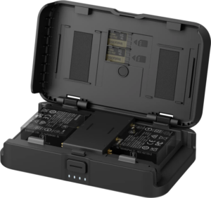 800q-01_133896 Insta360 Portable Charging Case -latauskotelo -latausasema on avattu, jolloin sen sisältä paljastuu kaksi akkua. Etupuolella on neljä LED-merkkivaloa, ja sisäkannessa on merkittyjä paikkoja akkujen oikeaa sijoittamista varten.