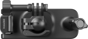 Insta360 Backpack Clip on musta kamerakiinnike, jossa on säädettävät ruuvit ja lukitusmekanismit ja joka on suunniteltu kiinnittämään Insta360-kamera turvallisesti erilaisiin pintoihin.