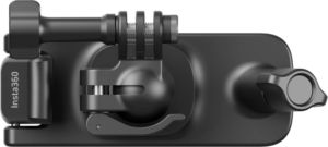 800q-01_133897 Insta360 Backpack Clip on musta kamerakiinnike, jossa on säädettävät ruuvit ja lukitusmekanismit ja joka on suunniteltu kiinnittämään Insta360-kamera turvallisesti erilaisiin pintoihin.