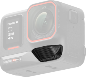 800q-01_133899 Close-up of the Insta360 Ace Pro 2 Wind Guard, highlighting the Leica-branded lens, the screen displaying recording information and the textured microphone area on the front.