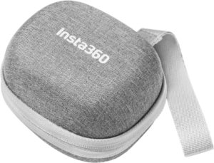 800q-01_133902 Insta360 Mini Carry Case -kotelo on pieni, harmaa, vetoketjullinen kotelo, jossa on kuvioitu kangasviimeistely, hihna ja valkoisella painettu "Insta360".