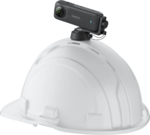800q-01_133903 Valkoinen rakennuskivihattu, jossa on Insta360 Hard Hat Camera Mount -kypärä kiinnike, joka kiinnittää mustan 360 asteen toimintakameran päälle kiinnikkeellä.