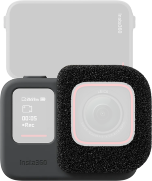 Lähikuva Insta360 Ace Pro Wind Muff Cover -tuulisuojasta toimintakamerassa, jossa musta vaahtomuovinen tuulisuoja peittää linssin ja osan rungosta. Kameran näytöllä näkyy tallennustiedot ja ajastin.