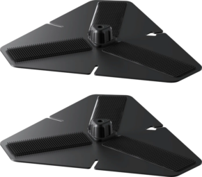 Kaksi identtistä mustaa Insta360 Floating Surfboard Mount Sticky Bases (surffilaudan kiinnike) -alustaa, joissa on moderni, kulmikas muotoilu, kuvioidut kumiliuskat ja keskimmäinen nuppi valkoisella pohjalla.