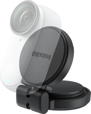 Pienikokoinen valkoinen action-kamera, jossa on laaja linssi ja Insta360 GO 3/GO 3S Pocket Flexi Mount -kiinnike, jossa on musta, pyöreä magneettikiinnike, joka on kiinnitetty kameraan ja jossa on läpinäkyvä päällyste, joka näyttää liitännän.