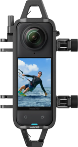 Lähikuva Insta360 X4 Water Sports Rope Mount -köysikiinnike -kamerasta, jossa on kamera, joka näyttää miehen surffaamassa merellä sinisen taivaan alla. Kamera on kiinnitetty suojaavaan mustaan kiinnikkeeseen.