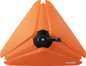 800q-01_133912 Oranssi, kolmion muotoinen Insta360 Floating Surfboard Mount, jossa on kaarevat reunat ja keskellä musta kamerakiinnike, jossa on Insta360-brändi valkoisella tekstillä oikeassa alakulmassa.