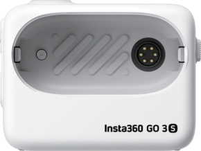 800q-01_133913 Close-up of the empty Arctic White Insta360 GO 3S Action Pod (action camera accessory) charging case, showing the charging port, internal grooves and the Insta360 GO 3 S branding on the outside.