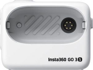 800q-01_133913 Lähikuva tyhjästä Arctic White Insta360 GO 3S Action Pod (actionkamera lisävaruste) -latauskotelosta, jossa näkyy latausportti, sisäpuoliset urat ja Insta360 GO 3 S -brändi ulkosivulla.