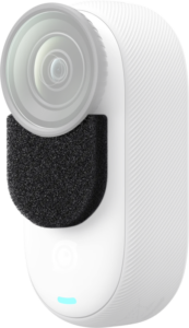 800q-01_133915 Lähikuva Insta360 GO 3/GO 3S Mic Wind Muff -tuulisuojasta, pienestä valkoisesta sylinterimäisestä kamerasta, jossa on leveä linssi ja musta vaahtomuovipäällysteinen mikin tuulenpitäjä linssin alapuolella sekä hehkuva sininen merkkivalo pohjan lähellä.