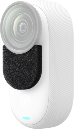 800q-01_133915 Lähikuva Insta360 GO 3/GO 3S Mic Wind Muff -tuulisuojasta, pienestä valkoisesta sylinterimäisestä kamerasta, jossa on leveä linssi ja musta vaahtomuovipäällysteinen mikin tuulenpitäjä linssin alapuolella sekä hehkuva sininen merkkivalo pohjan lähellä.