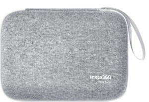 Insta360 GO 3/GO 3S Carry Case -kuljetukotelo on harmaa, vetoketjullinen kangaskotelo, jossa on rannehihna ja jonka etupuolella on insta360-logo ja valkoinen "Think bold.".
