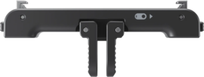 Lähikuva Insta360 GO 3/GO 3S Quick Release Mount -pikalukituskiinnike -pikalukituskiinnikkeestä, mustasta suorakaiteen muotoisesta laitteesta, jossa on kaksi pystysuoraa kylkikahvaa ja kytkin sen pinnalla, vaaleaa taustaa vasten.