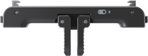 800q-01_133918 Lähikuva Insta360 GO 3/GO 3S Quick Release Mount -pikalukituskiinnike -pikalukituskiinnikkeestä, mustasta suorakaiteen muotoisesta laitteesta, jossa on kaksi pystysuoraa kylkikahvaa ja kytkin sen pinnalla, vaaleaa taustaa vasten.
