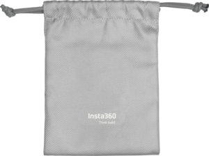 800q-01_133919 Insta360 GO 3/GO 3S Carry Bag -laukku on sileästä, hieman kiiltävästä kankaasta valmistettu vaaleanharmaa kiristysnauhapussi, jossa on valkoisella painettu teksti "Insta360 Think bold" lähelle pohjan keskiosaa.