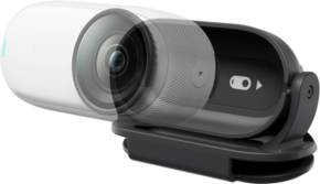 800q-01_133920 A close-up of the Insta360 GO 3/GO 3S Easy Clip shows its sleek and compact design, with the sliding cover partially open to reveal the camera lens and slide switch, all securely attached to the holder.