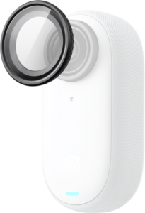 800q-01_133922 Lähikuvassa Insta360 GO 3S -linssisuojasta (linssisuoja) näkyy kuvioitu valkoinen kamera, jossa on pieni sininen merkkivalo ja edessä leijuva linssisuoja, joka korostaa linssin suojausosaa.