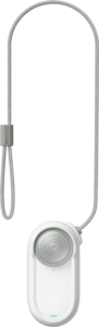 800q-01_133930 Insta360 GO 3/GO 3S Magnet Pendant Safety Cord (valkoinen) on pienikokoinen, pyöreä puettava lisävaruste, jossa on magneettikiinnitys ja harmaa kaulanaru kaulan tai ranteen käyttöä varten. Sen pohjassa on pieni sininen merkkivalo.