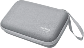 800q-01_133932 Suorakulmainen, vaaleanharmaa Insta360 X3 Carry Case -suojakotelo, jossa on vetoketju ja sopiva rannehihna, näkyy valkoisella pohjalla.