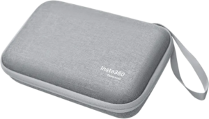 800q-01_133932 Suorakulmainen, vaaleanharmaa Insta360 X3 Carry Case -suojakotelo, jossa on vetoketju ja sopiva rannehihna, näkyy valkoisella pohjalla.