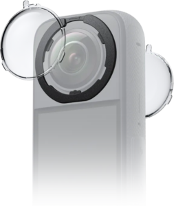 800q-01_133933 Lähikuvassa Insta360 X3 Standard Removable Lens Guard -objektiivisuojasta näkyy kaksi läpinäkyvää linssisuojaa, joista toinen on irrotettu ja leijuu objektiivin edessä ja toinen kameran takana.