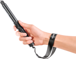 800q-01_133944 Kädessä on Insta360 Selfie Stick Wrist Strap -hihna, jossa on musta teleskooppitikku, jossa on kuvioitu kahva ja musta rannehihna, vaaleaa taustaa vasten.