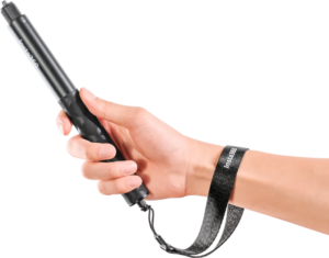 800q-01_133944 Kädessä on Insta360 Selfie Stick Wrist Strap -hihna, jossa on musta teleskooppitikku, jossa on kuvioitu kahva ja musta rannehihna, vaaleaa taustaa vasten.