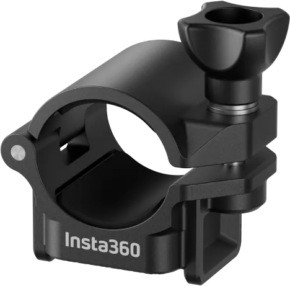 800q-01_134009 Insta360 Selfie Stick Ring Mount -rengaskiinnike on musta kiristysnupilla varustettu kiinnitin, joka on suunniteltu kiinnittämään Insta360-toimintakamera turvallisesti sylinterimäisiin esineisiin, kuten ohjaustankoon tai pylvääseen.