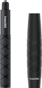 800q-01_134010 Kaksi mustaa Insta360 85cm Invisible Selfie Stick -keppiä (Selfie Stick Sleeve -suojuksella) on kuvassa vierekkäin; toinen on täysin ulosvedetty näkyvällä kiinnitysruuvilla, ja toinen on kokoontaitettu. Molemmissa on kuvioidut kahvat ja Insta360-logo.