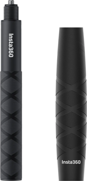 800q-01_134010 Kaksi mustaa Insta360 85cm Invisible Selfie Stick -keppiä (Selfie Stick Sleeve -suojuksella) on kuvassa vierekkäin; toinen on täysin ulosvedetty näkyvällä kiinnitysruuvilla, ja toinen on kokoontaitettu. Molemmissa on kuvioidut kahvat ja Insta360-logo.