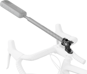 800q-01_134011 Insta360 Bike Headset Cap Mount -pyöräkiinnike pitää kameran valkoisen polkupyörän ohjaustangon edessä, jolloin kuvaaminen tai valokuvaaminen on helppoa ajon aikana.