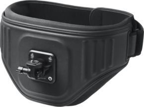 Insta360 The Back Bar (Enhanced Waist Strap) -vyö on musta pehmustettu vyötärövyö, jossa on säädettävä hihna ja kiinnitetty pohjalevy, joka on suunniteltu pitämään kamera tai vastaava laite turvallisesti edessä.