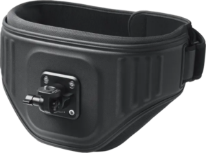 Insta360 The Back Bar (Enhanced Waist Strap) -vyö on musta pehmustettu vyötärövyö, jossa on säädettävä hihna ja kiinnitetty pohjalevy, joka on suunniteltu pitämään kamera tai vastaava laite turvallisesti edessä.