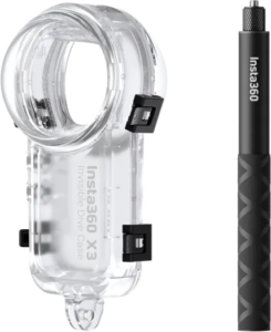 800q-01_134025 Kirkkaasta muovista valmistettu Insta360 X3 Invisible Dive Case -sukelluskotelo on esillä mustan Insta360-merkkisen kahvan tai selfie-kepin vieressä, jossa on kuvioitu ote.