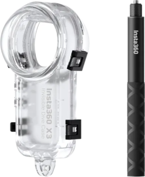 800q-01_134025 Kirkkaasta muovista valmistettu Insta360 X3 Invisible Dive Case -sukelluskotelo on esillä mustan Insta360-merkkisen kahvan tai selfie-kepin vieressä, jossa on kuvioitu ote.