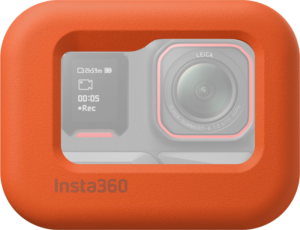 800q-01_134030 Oranssissa Insta360 Ace/Ace Pro Float Guard -kelluke-kotelossa, jossa on läpinäkyvä ikkuna, näkyy Leica-linssinen toimintakamera ja digitaalinen näyttö.