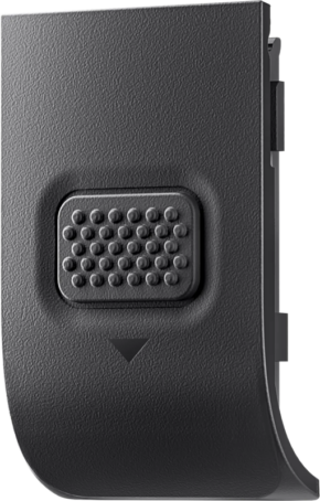 800q-01_134032 Lähikuvassa Insta360 Ace Pro USB Cover -liittimen suojasta näkyy sen musta kuvioitu muoviklipsi, jossa on suorakulmainen tyyny, jossa on koholla olevia kuoppia ja sen alla pieni alaspäin osoittava nuoli.