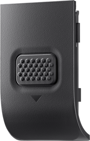 800q-01_134032 Lähikuvassa Insta360 Ace Pro USB Cover -liittimen suojasta näkyy sen musta kuvioitu muoviklipsi, jossa on suorakulmainen tyyny, jossa on koholla olevia kuoppia ja sen alla pieni alaspäin osoittava nuoli.