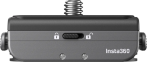 800q-01_134035 Lähikuva Insta360 Quick Release Mount -pikalukituskiinnikkeestä, jossa on lukitusliukusäädin, jossa on lukittu/lukitsematon -kuvakkeet ja yläreunasta ulkoneva metallinen kiinnitysruuvi.