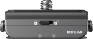 800q-01_134035 Lähikuva Insta360 Quick Release Mount -pikalukituskiinnikkeestä, jossa on lukitusliukusäädin, jossa on lukittu/lukitsematon -kuvakkeet ja yläreunasta ulkoneva metallinen kiinnitysruuvi.