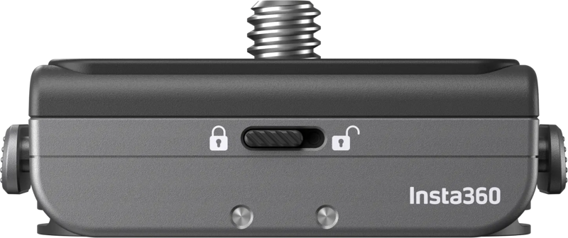 800q-01_134035 Lähikuva Insta360 Quick Release Mount -pikalukituskiinnikkeestä, jossa on lukitusliukusäädin, jossa on lukittu/lukitsematon -kuvakkeet ja yläreunasta ulkoneva metallinen kiinnitysruuvi.