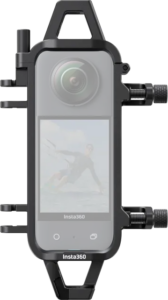 800q-01_134037 Insta360 X3 Water Sports Rope Mount -kiinnike pitää mustaa Insta360-toimintakameraa metallikotelossa, jossa on näkyvät säätönupit ja kiinnityspisteet. Kameran näytöllä näkyy veden päällä surffaava henkilö.