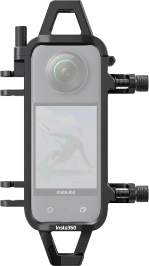 800q-01_134037 Insta360 X3 Water Sports Rope Mount -kiinnike pitää mustaa Insta360-toimintakameraa metallikotelossa, jossa on näkyvät säätönupit ja kiinnityspisteet. Kameran näytöllä näkyy veden päällä surffaava henkilö.