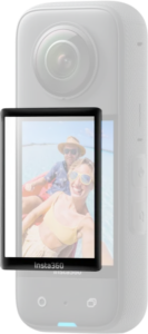 800q-01_134043 Insta360 X3 Screen Protector -näytönsuojus on osittain päällekkäin Insta360-toimintakameran näytöllä, jossa näkyy hymyilevä mies ja nainen ottamassa selfietä veneessä aurinkoisella säällä.