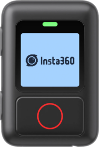 800q-01_134044 Lähikuva Insta360 GPS Action Remote -kauko-ohjaimesta, jossa on pieni näyttö, jossa on Insta360-logo, vihreä merkkivalo yläpuolella ja suuri punainen pyöreä painike alapuolella.